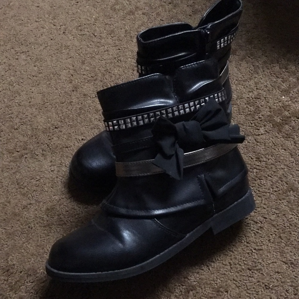 Boots Big Girls Sz 4 CRB black boots very unique EUC